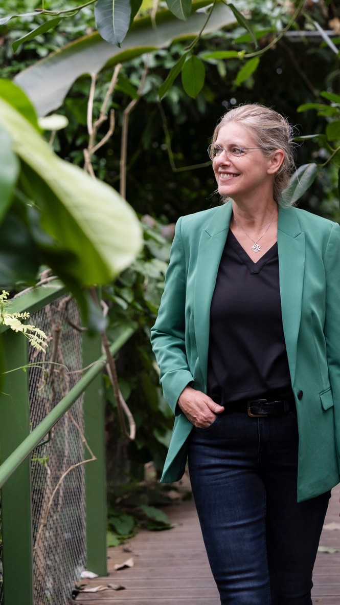 Sandra wandelend tussen de planten