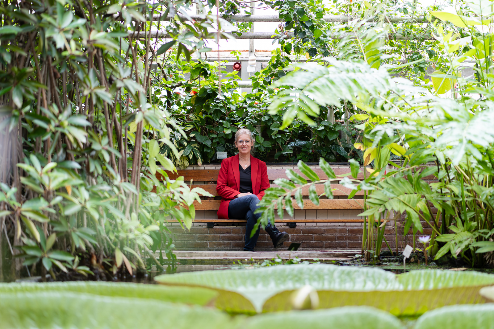 Sandra in de kas, tussen groene planten