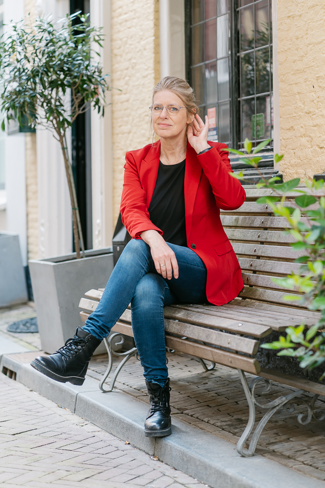 Sandra zittend op een bankje